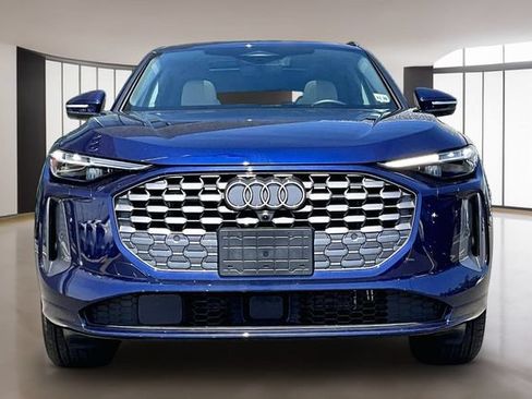 Used 2025 Audi Q5 Premium Plus w/ Premium Plus AWD/4WD image 2