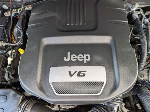 Used 2017 Jeep Wrangler Unlimited Sport w/ Quick Order Package 24S AWD/4WD image 13