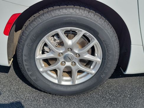 Used 2024 Chrysler Pacifica Touring-L FWD image 6