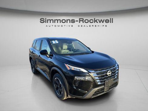 Used 2025 Nissan Rogue SV image 3
