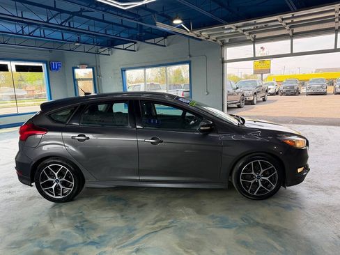 Used 2015 Ford Focus SE w/ SE Sport Package FWD image 9