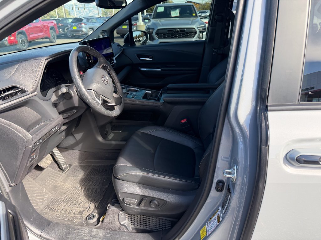 Used 2025 Toyota Sienna XLE Woodland Edition AWD/4WD image 4