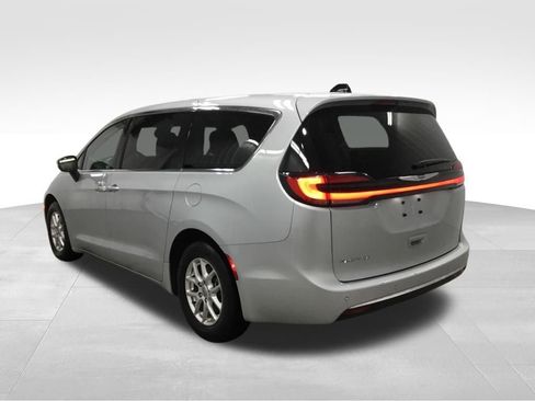 Used 2023 Chrysler Pacifica Touring-L image 13