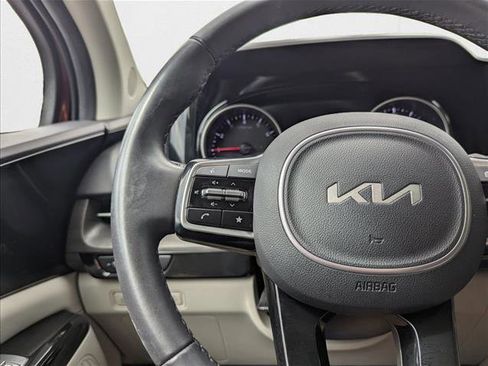 Used 2024 Kia Carnival EX image 10