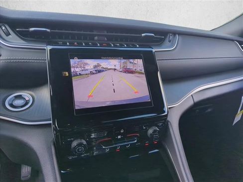 New 2025 Jeep Grand Cherokee Altitude image 11