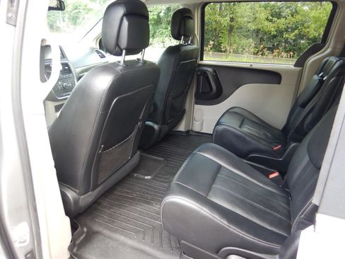 Used 2016 Chrysler Town & Country Touring w/ Driver Convenience Group FWD image 16