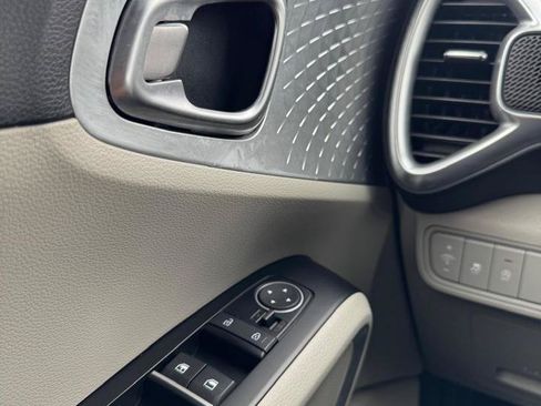 Used 2023 Kia Soul LX w/ LX Technology Package FWD image 14