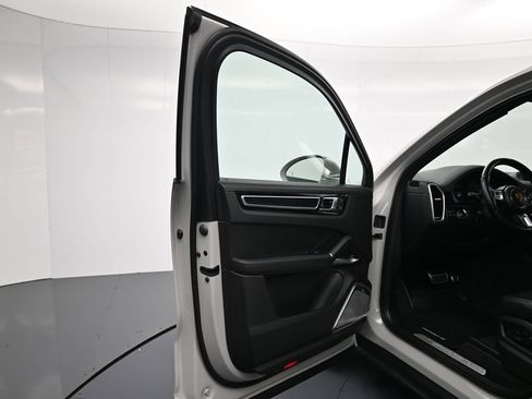 Certified 2022 Porsche Cayenne Turbo AWD/4WD image 16