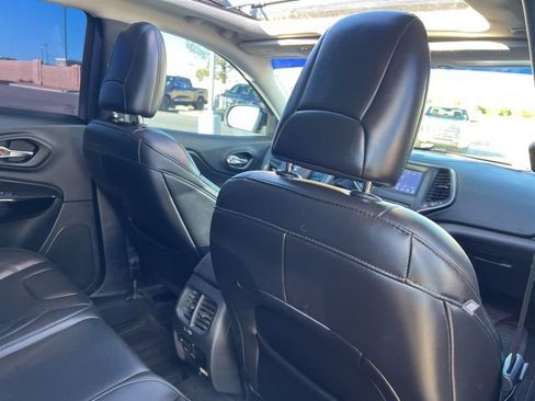 Used 2019 Jeep Cherokee Latitude Plus image 23