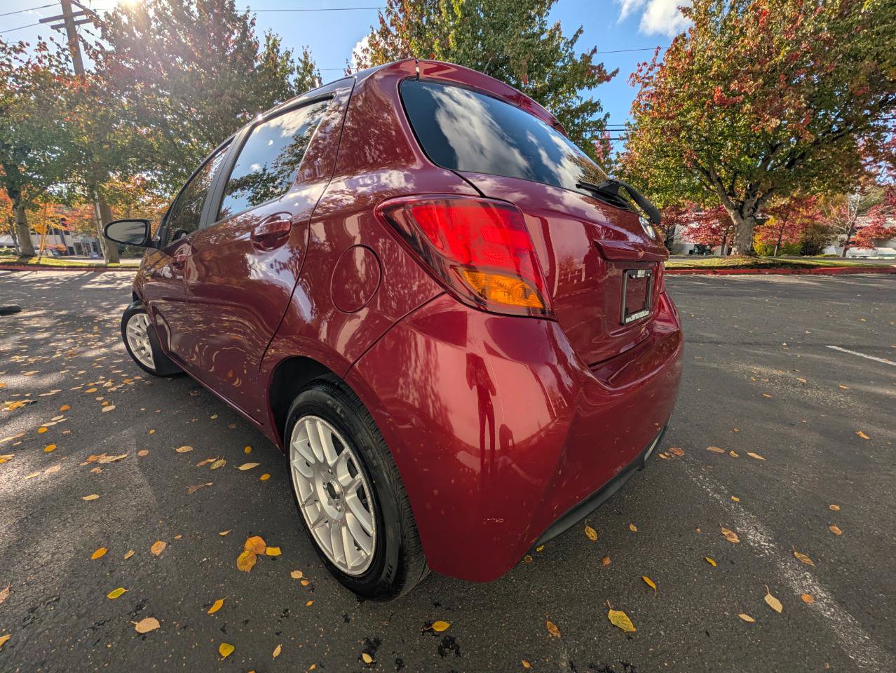 Used 2017 Toyota Yaris L w/ Carpet Mat Package FWD image 4
