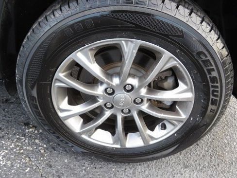 Used 2019 Jeep Cherokee Latitude Plus w/ Comfort/Convenience Group image 29