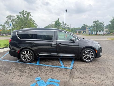 Used 2017 Chrysler Pacifica Limited w/ UConnect Theater Package FWD image 4