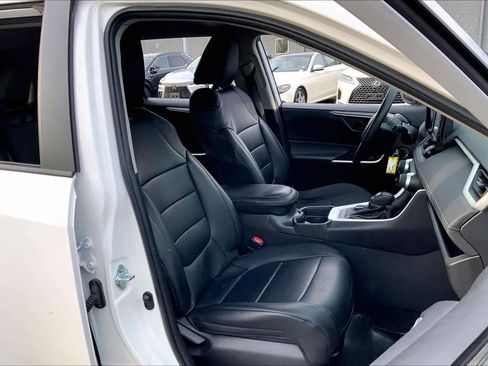 Used 2021 Toyota RAV4 LE image 9