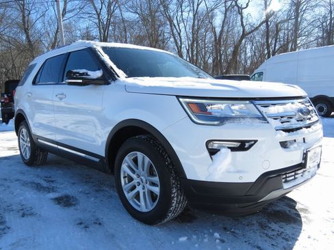 Used 2018 Ford Explorer XLT w/ Equipment Group 202A image 3