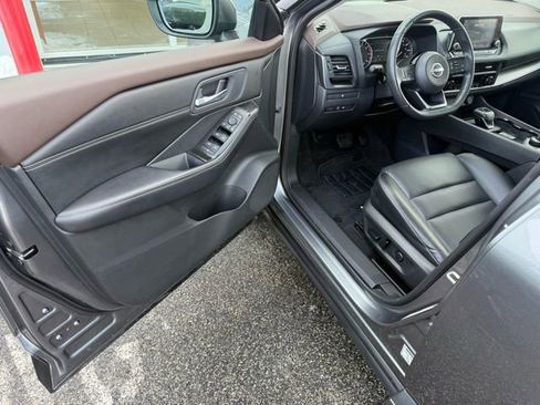 Used 2023 Nissan Rogue SV w/ SV Premium B Package image 14