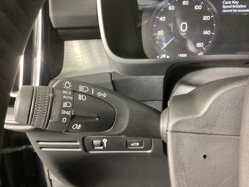 Used 2021 Volvo XC40 T5 Momentum w/ Premium Package image 22