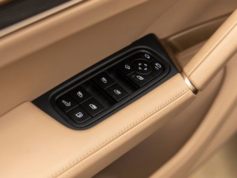 Certified 2025 Porsche Cayenne Turbo AWD/4WD image 23