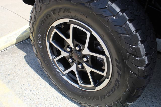 Used 2025 Jeep Wrangler Unlimited Rubicon w/ Convenience Group AWD/4WD image 8