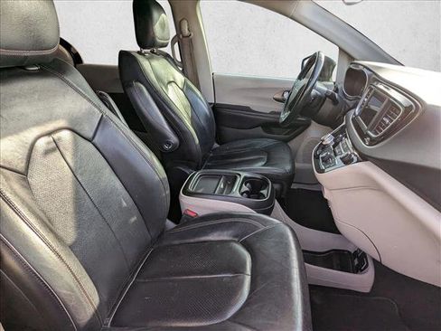 Used 2020 Chrysler Pacifica Touring-L image 21