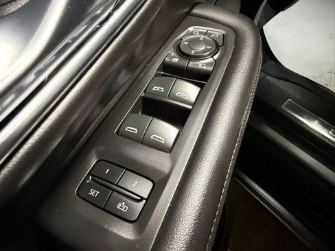 Used 2023 GMC Yukon XL SLT w/ SLT Premium Package AWD/4WD image 12