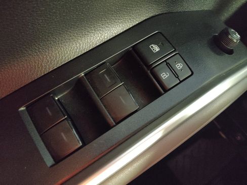 Used 2021 Toyota Highlander L image 27