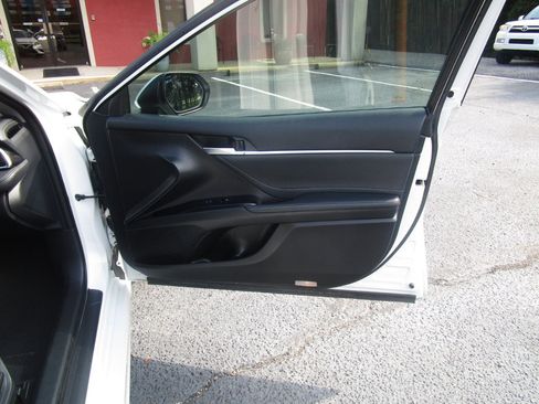 Used 2018 Toyota Camry XSE image 30