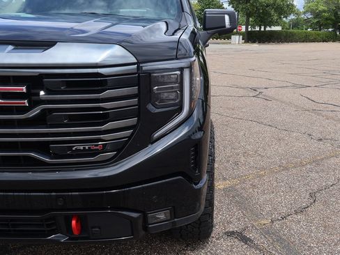 Used 2024 GMC Sierra 1500 AT4 w/ Technology Package AWD/4WD image 17