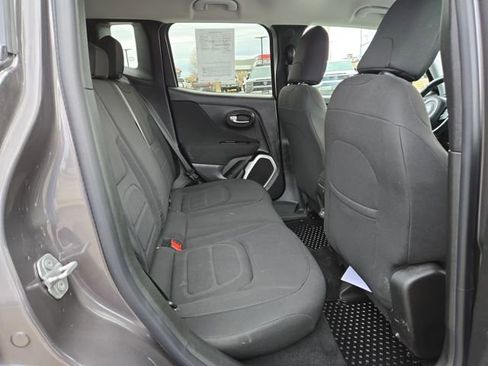 Used 2018 Jeep Renegade Latitude w/ Cold Weather Group image 33