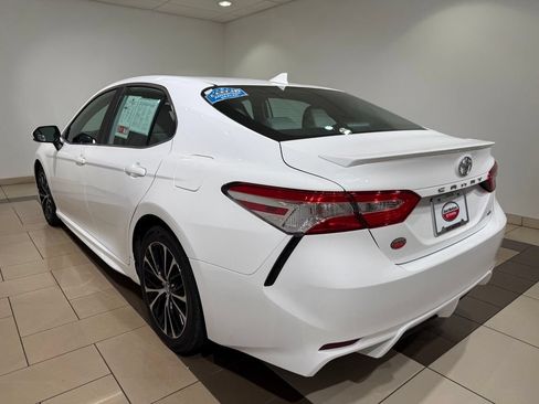 Used 2020 Toyota Camry SE FWD image 3