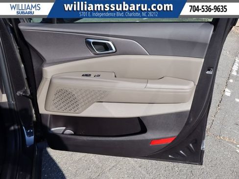 Used 2025 Kia Carnival EX FWD image 37
