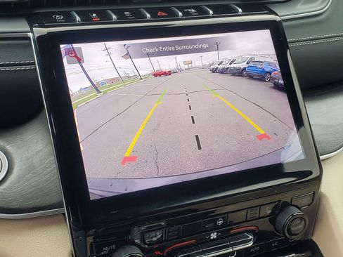 Used 2024 Jeep Grand Cherokee Limited image 23