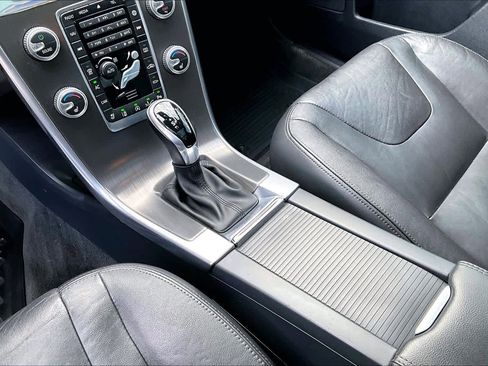 Used 2016 Volvo XC60 T5 Platinum image 16