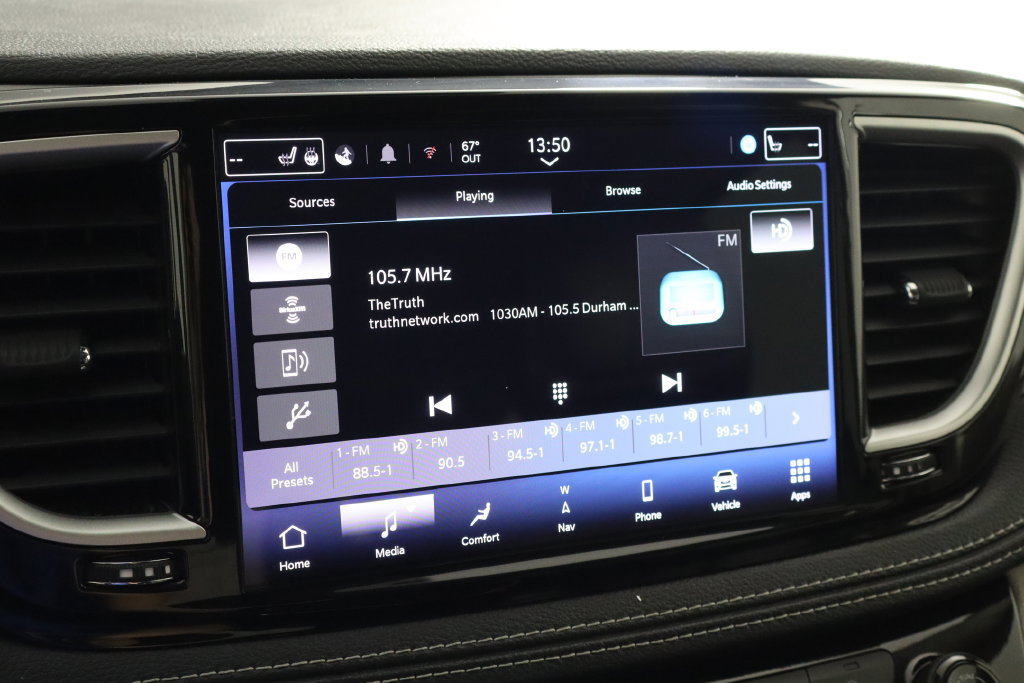 Used 2024 Chrysler Pacifica Limited FWD image 32