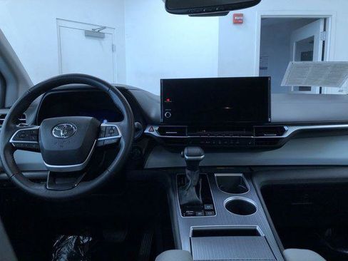 Certified 2025 Toyota Sienna XLE FWD image 17