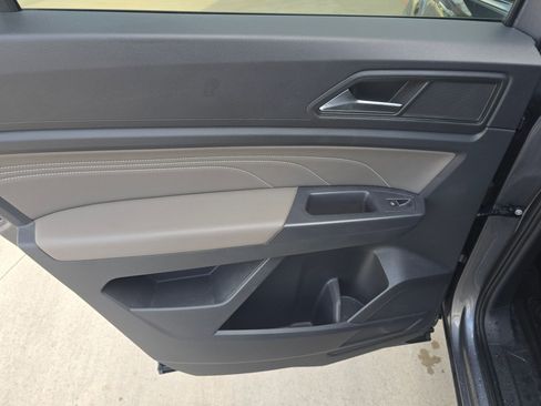 Used 2021 Volkswagen Atlas Cross Sport SE w/ Panoramic Sunroof Package image 23