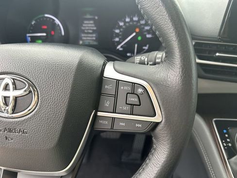Used 2024 Toyota Sienna XLE image 21