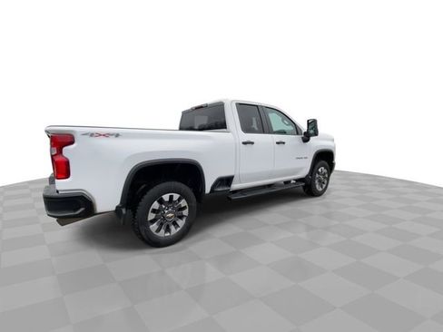 Used 2021 Chevrolet Silverado 2500 Custom w/ Custom Value Package image 2