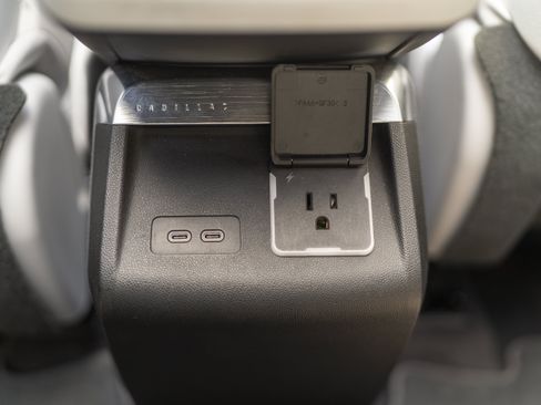 Used 2024 Cadillac Lyriq Luxury RWD image 12