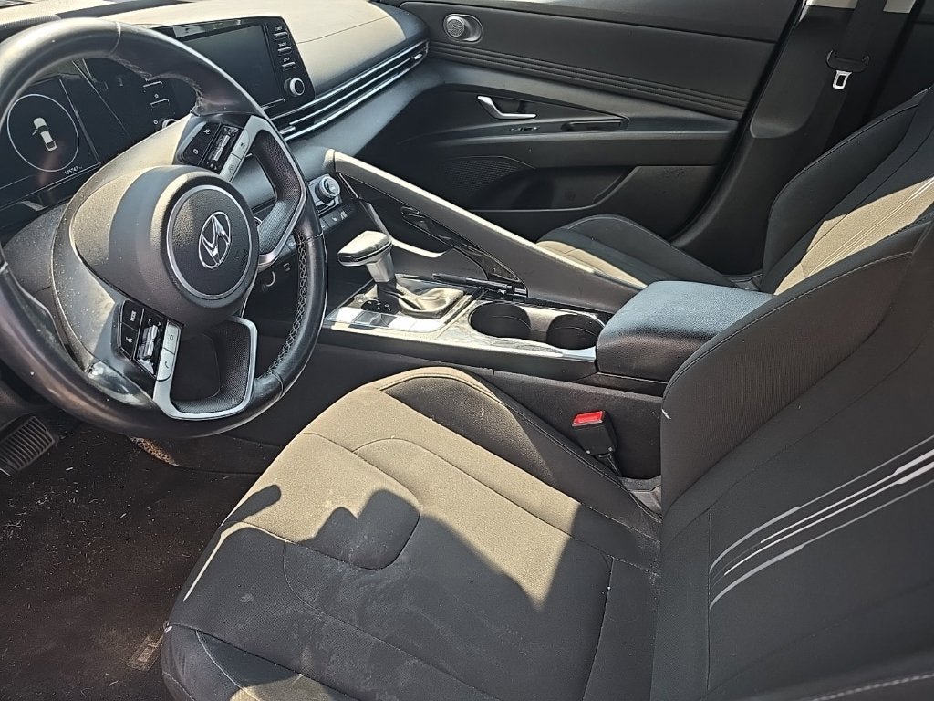 Used 2021 Hyundai Elantra SEL w/ Convenience + Premium Package FWD image 3
