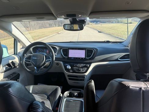 Used 2022 Chrysler Pacifica Touring-L image 16