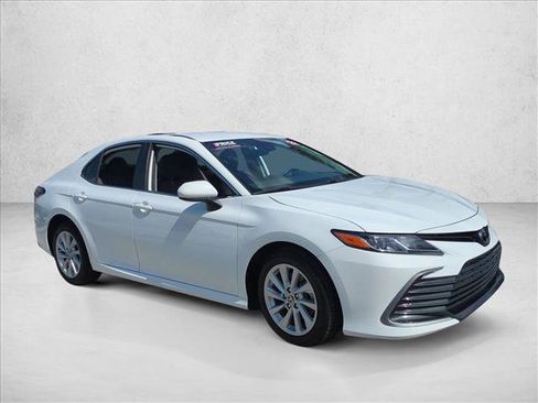 Used 2022 Toyota Camry LE FWD image 3