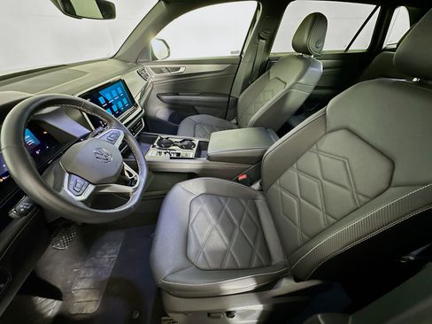 Used 2025 Volkswagen Atlas Cross Sport SE image 13