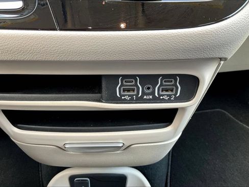 Used 2023 Chrysler Pacifica Touring-L FWD image 15