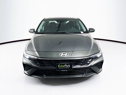 Used 2025 Hyundai Elantra SEL image 2