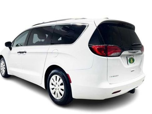 Used 2022 Chrysler Voyager LX image 7