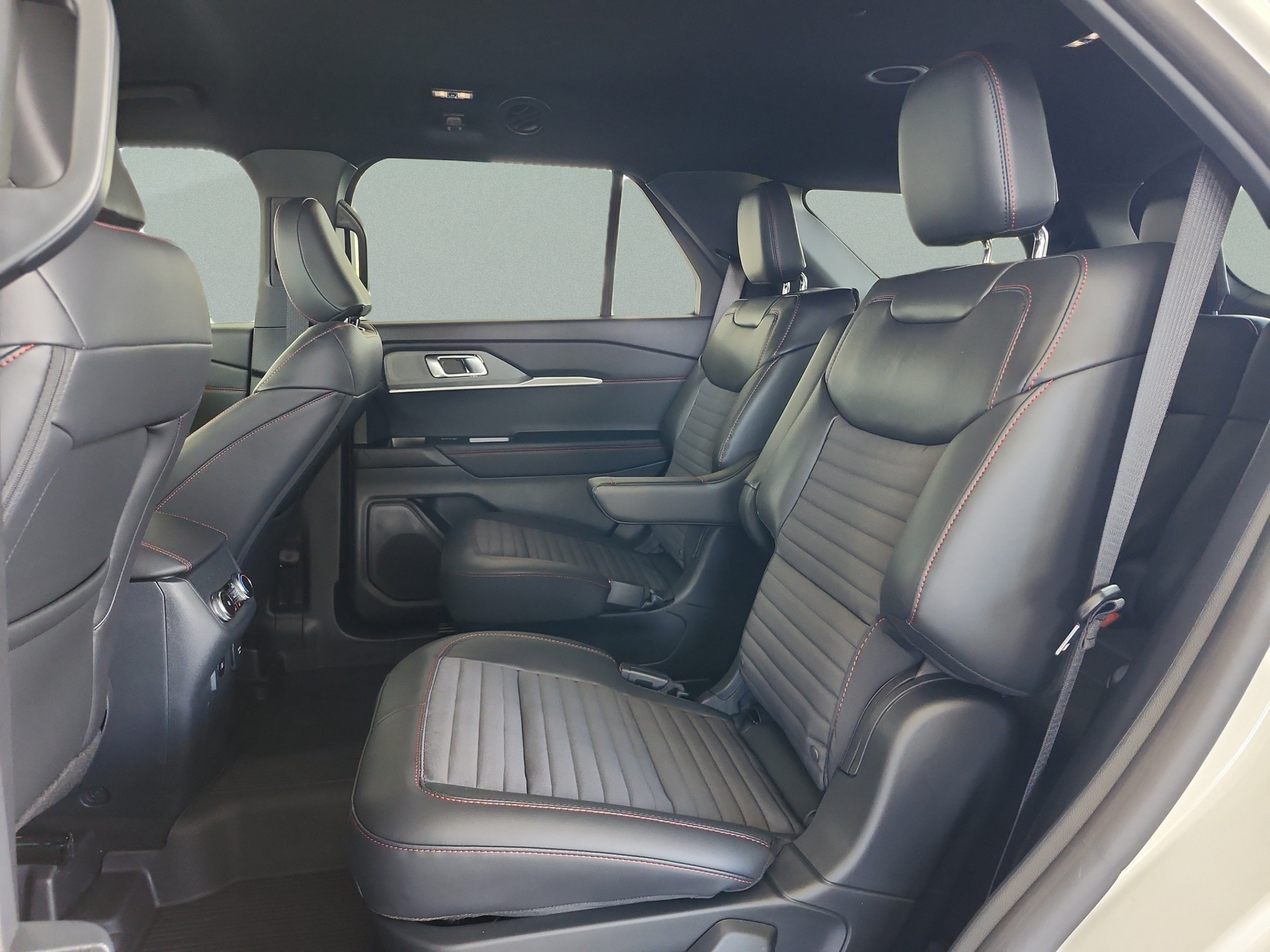 New 2026 Ford Explorer ST-Line w/ ST-Line Street Pack RWD image 17