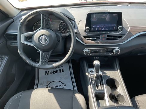 Used 2025 Nissan Altima 2.5 SV FWD image 11