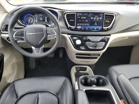 Used 2024 Chrysler Pacifica Touring-L FWD image 24