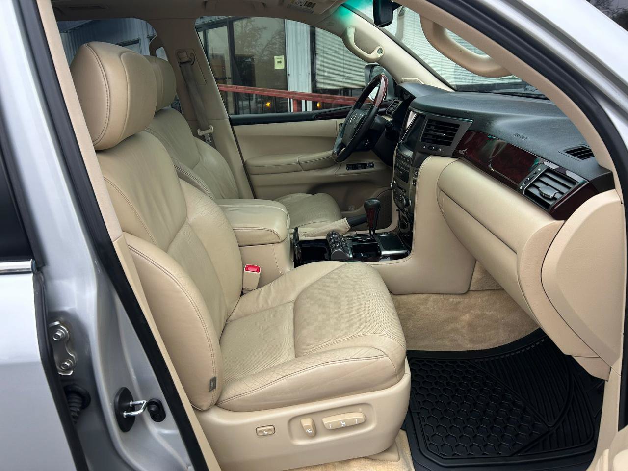 Used 2010 Lexus LX 570 4WD w/ Luxury Pkg image 21