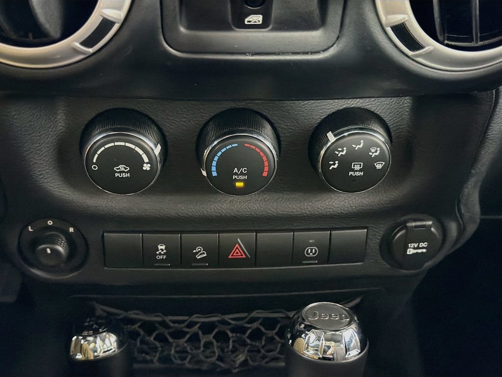 Used 2013 Jeep Wrangler Unlimited Sahara w/ Connectivity Group AWD/4WD image 13